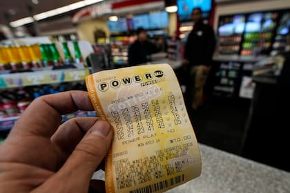 boleto de la lotería Powerball, (AP Foto/Mike Stewart, archivo)