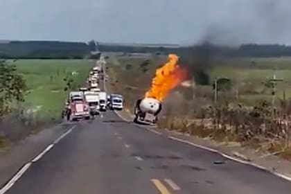 Brasil: la impresionante explosión de un camión cisterna en plena ruta