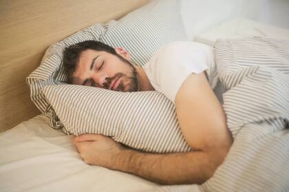Buscar estrategias para conciliar el sueño y tener un descanso reparador resulta fundamental para tener una buena calidad de vida. Foto: Pexels