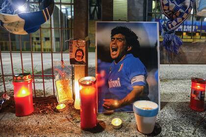 Caminando por Nápoles podés encontrarte con altares dedicados a Maradona, con velas prendidas y fotos