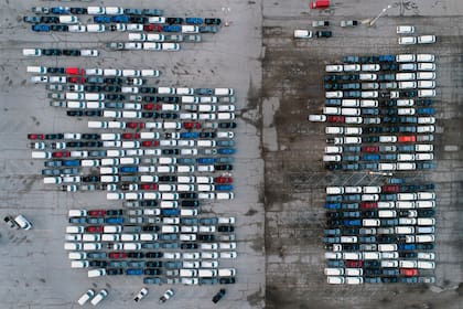 Camionetas estacionadas afuera de una planta de ensamblaje de General Motors en Wentzville, Missouri, el 24 de marzo de 2021. (AP Foto/Jeff Roberson, File)