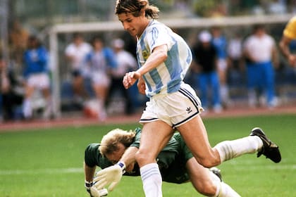Un momento histórico para el seleccionado argentino en los Mundiales: en los 8vos de final de Italia 90, Claudio Caniggia eludiendo a Claudio Taffarel para anotar el 1-0 contra Brasil