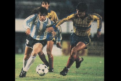 Caniggia encara ante un rival ecuatoriano, con un curioso número 3 en su pantalón (Twitter @AntonioUbilla1)