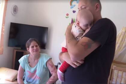 Captura del video que difundió Radio Free Europe con la historia de la mujer húngara que dio a luz estando en coma