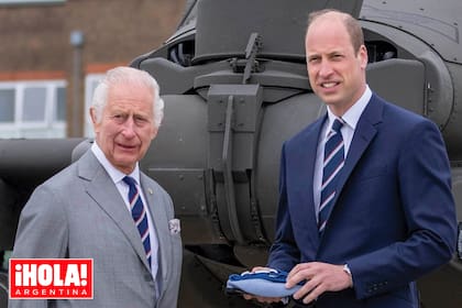 Carlos junto a su hijo William, quien ingresó en 2006 en la academia militar de Sandhurst y perteneció al regimiento Blues & Royals. En 2012, el príncipe alcanzó el grado de teniente de vuelo de la Real Fuerza Aérea. Durante un año y medio ejerció como piloto de helicóptero de emergencia hasta que en 2017 renunció al puesto para asumir más deberes institucionales como miembro de primer nivel de la Corona.