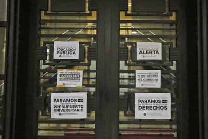 Carteles en una sede de la UBA durante un paro este año por la restricción presupuestaria