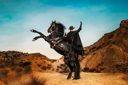 Casado y retirado de las redadas: cómo es la serie que imagina a El Zorro 20 años después, con un ganador del Oscar como protagonista