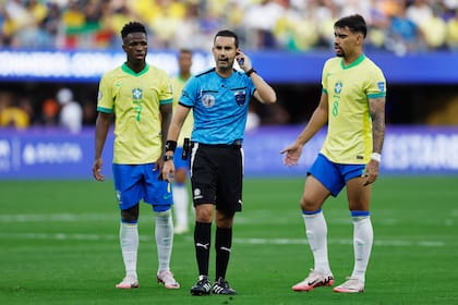 César Arturo Ramos tuvo una discutida tarea en el partido entre Brasil y Costa Rica