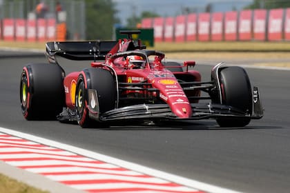 Charles Leclerc, de Ferrari, conduce en la primera sesión de práctica para el Gran Premio de Hungría de la Fórmula Uno, en Mogyorod, cerca de Budapest, Hungría, el viernes 29 de julio de 2022. (AP Foto/Darko Bandic)
