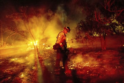 Los incendios en California y Nuevo México ya arrasaron más de 12.000 hectáreas y hay más de 10.000 evacuados