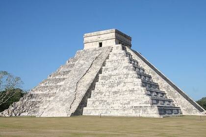 Chichén Itzá es un complejo de ruinas mayas famoso a nivel mundial en la península de Yucatán de México
