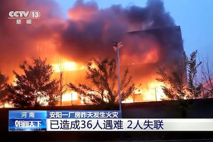 El voraz incendio en una fábrica China mató a 38 personas (CCTV via AP)