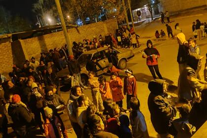 Cientos de personas hacen fila para conseguir un plato de comida, en medio del frío en el comedor Horneritos, en Mendoza.