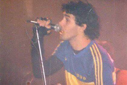 Ciro Pertusi, con la camiseta que usó Diego Maradona en 1981 en Boca Juniors, durante uno de los shows de Attaque 77 en 1991