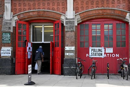 Ciudadanos entran a votar en un viejo cuartel de bomberos en Hackney, el este de Londres