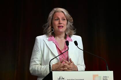 Clare O'Neil, ministra del Interior de Australia, habla en la Cumbre sobre el Empleo y Competencias el viernes 2 de septiembre de 2022, en Canberra. (Mick Tsikas/AAP Image vía AP)
