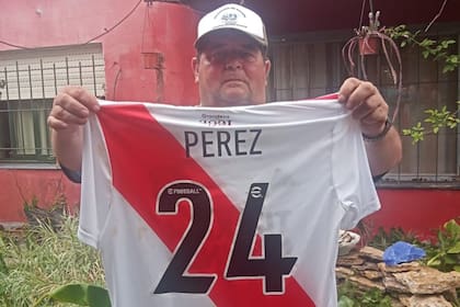 Claudio Blanco fue uno de los excombatientes de Malvinas homenajeados este sábado en el partido Defensa y Justicia-River; Enzo Pérez le regaló su camiseta