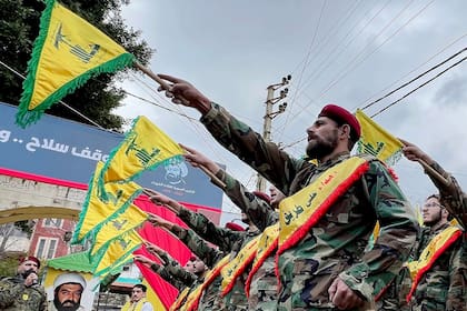 Combatientes del grupo Hezbollah desfilan en una ceremonia en la localidad de Jibshit, cincuenta kilómetros al sur de Beirut (Archivo)