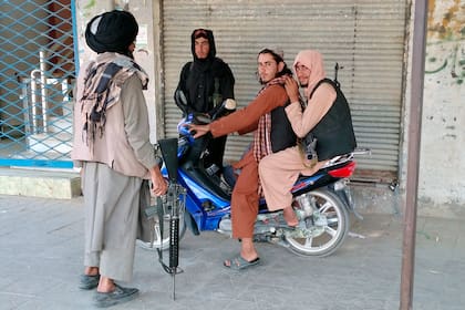 Combatientes talibanes patrullan por la ciudad de Farah, la capital de la provincia de Farah, al suroeste de Kabul, Afganistán, el 11 de agosto de 2021. (AP Foto/Mohammad Asif Khan)
