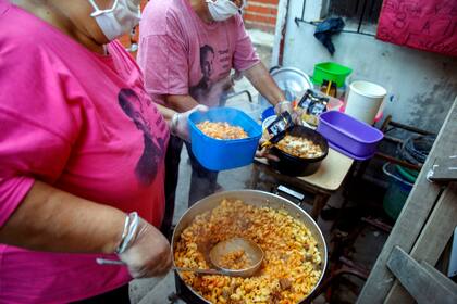 Madres de familia en un comedor comunitario en Isidro Casanova