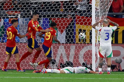 Comienzan a celebrar Pedri, Lamine Yamal y Alvaro Morata, tras el gol en contra de Riccardo Calafiori que puso a España 1-0 sobre Italia; Dimarco no lo puede creer