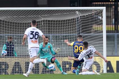 Con alma de goleador, Giovanni Simeone convierte para Verona en el triunfo sobre Genoa