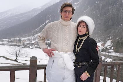 Con distinguidos looks de nieve,
Lady Gaga y Adam Driver filman
caracterizados como Patrizia y
Maurizio Gucci en la década del 70.