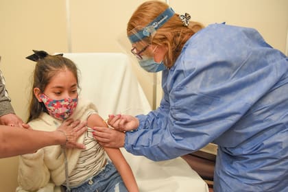 Con la presencia de la ministra Carla Vizzotti, el Garrahan inició la vacunación contra la COVID-19 en sus pacientes con condiciones priorizadas