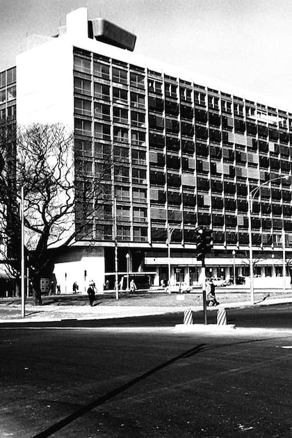 Con ventanales transparentes, oficinas en altura y 119 metros de largo se inauguró en 1962 el Edificio Del Plata