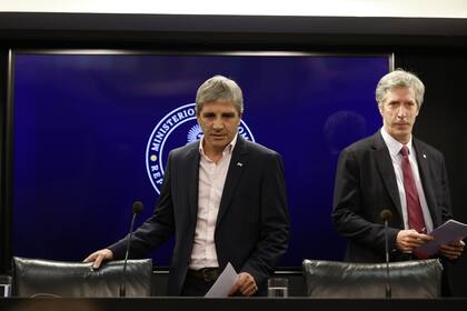 Conferencia de prensa del ministro de economía, Luis  Caputo, junto al presidente del Banco Central, Santiago Bausili
