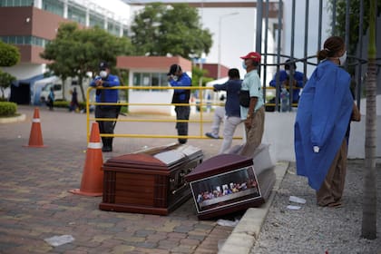 Será armado en Guayaquil, que está desbordada por la crisis sanitaria; el presidente Moreno reconoció que los registros oficiales de víctimas "se quedan cortos"; hubo 22 decesos en 24 horas