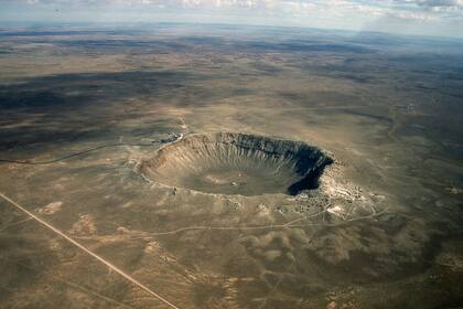 Cráter de meteorito en Arizona (Estados Unidos) resultado del impacto de un meteoro de 50 metros, mientras que los impactos descritos en el trabajo actual pueden haber sido cientos de veces mayores