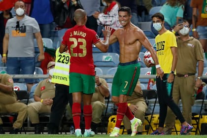 Cristiano Ronaldo se sacó la camiseta para festejar el gol del 2-1 sobre Irlanda en el quinto minuto agregado; la consecuente tarjeta amarilla lo suspende para el próximo encuentro de Portugal.