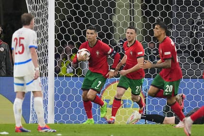 Cristiano Ronaldo toma la pelota; el "7" se quedó con las ganas de anotar, pero sí se adueñó del récord de ser el primer jugador con seis Eurocopas disputadas