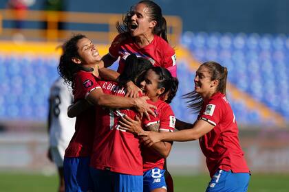 Cristin Granados, de Costa Rica, es felicitada por sus compañeras luego de marcar el tercer tanto ante Trinidad y Tobago durante el torneo W de la Concacaf, el viernes 8 de julio de 2022, en Monterrey, México (AP Foto/Fernando Llano)