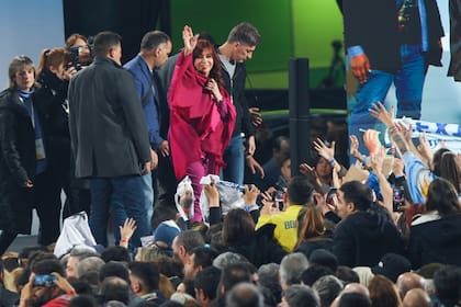 Cristina Fernandez de Kirchner en una acto en elpartido de Ensenada junto al intendente Mario Secco, para conmemorar a Juan Domingo Peron 