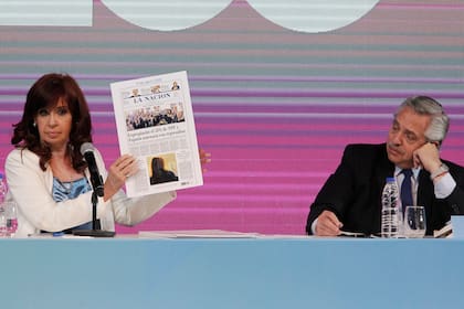 Cristina Fernández de Kirchner y Alberto Fernández, en el acto de aniversario de YPF; ella recordó tapas de diarios del día de la estatización de la petrolera