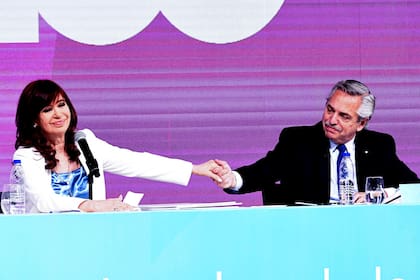 Cristina Fernández de Kirchner y Alberto Fernández, en junio del año pasado, cuando compartieron un acot por los 100 años de YPF