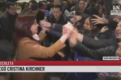 Cristina Kirchner regresó a su departamento y se reencontró con la militancia