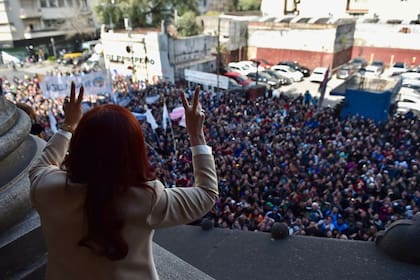 Cristina Kirchner saluda a militantes después del discurso que dio para rebatir las acusaciones en su contra en el juicio de Vialidad