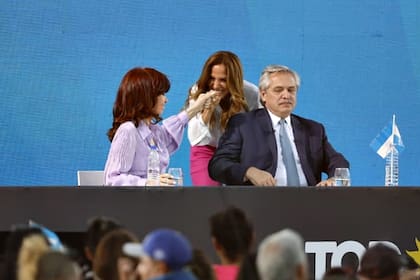 Cristina Kirchner, Victoria Tolosa Paz y Alberto Fernández en el final de una campaña difícil para el oficialismo.