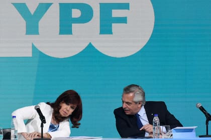 Cristina Kirchner y Alberto Fernández, durante el acto de los 100 años de YPF