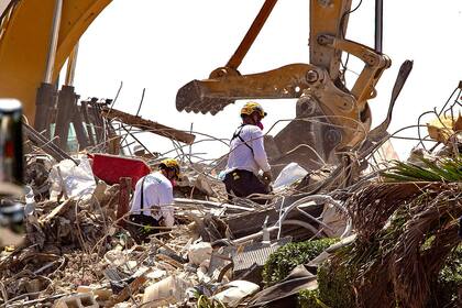 Cuadrillas de rescate buscan entre los escombros de Champlain Towers South el jueves 8 de julio de 2021 en Surfside, Florida. (Pedro Portal/Miami Herald vía AP)