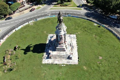Cuadrillas sujetan con correas la estatua del general Robert E. Lee para retirarla de su pedestal, uno de los monumentos más grandes que aún subsisten a la causa del sur esclavista, el miércoles 8 de septiembre de 2021, en la Avenida de los Monumentos de Richmond, Virginia. (AP Foto/Steve Helber, Pool)