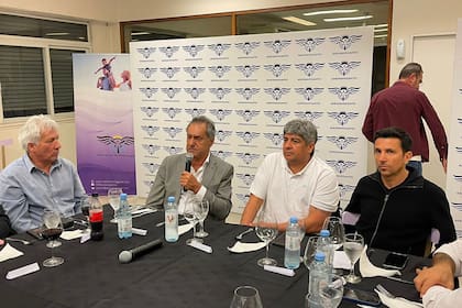 Daniel Scioli, Pablo Moyano y Juan Pablo Brey, en la sede de Aeronavegantes