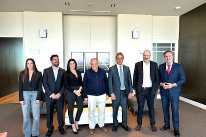 Daniel Scioli y Federico Sturzenegger se reunieron con el presidente de la Liga Española de fútbol para conversar sobre las Sociedades Anónimas Deportivas