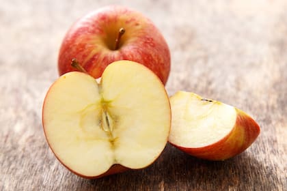 De acuerdo con varios estudios, la manzana tiene beneficios cardiovasculares debido a sus diversos nutrientes