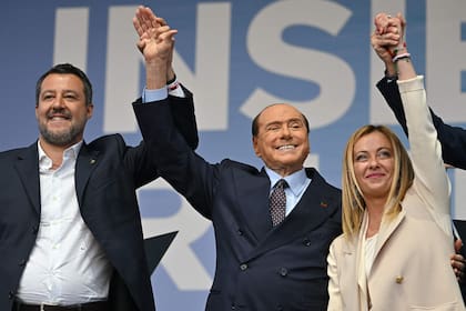 De izquierda a derecha: el líder de la Lega, Matteo Salvini, el líder de Forza Italia, Silvio Berlusconi, y la líder de Hermanos de Italia, Giorgia Meloni, en el escenario el 22 de septiembre de 2022