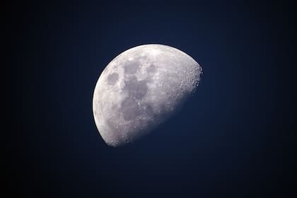 Desde nuestra perspectiva, la Luna tiene dos lados o hemisferios, uno visible y otro oculto, también llamado “lado oscuro” (Imagen de carácter ilustrativo)