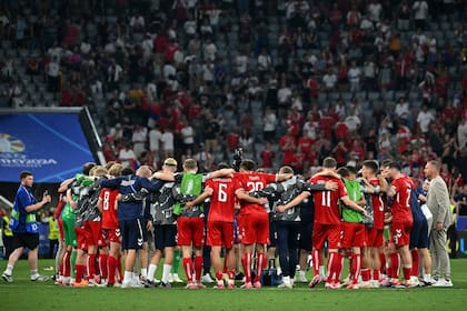 Dinamarca igualó sin goles con Serbia, en un partido en el que terminó sufriendo, y quedó igualado en todo con Eslovenia; será rival de Alemania en octavos